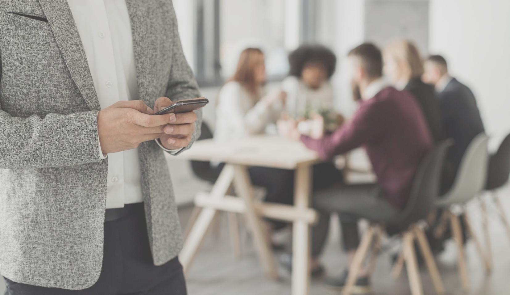 Workspace mit Laptop und Finanzunterlagen für strukturierte Finanzplanung