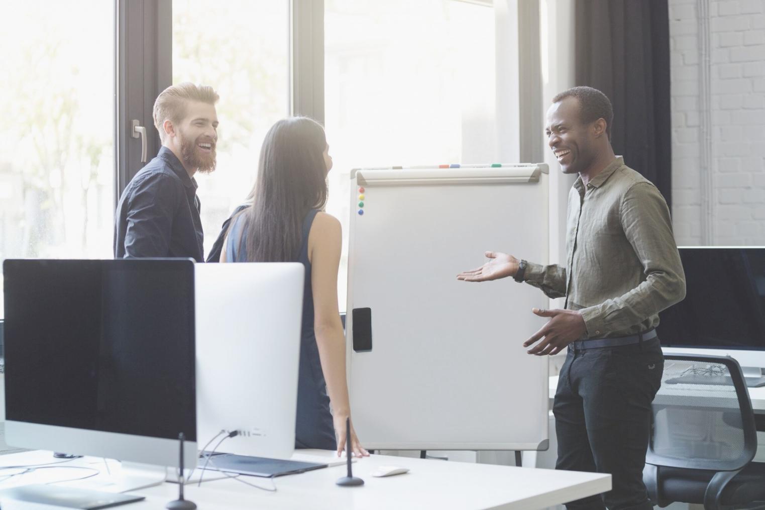 Arbeitsplatz mit Finanzplanungsmaterialien